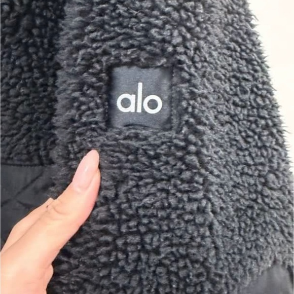 ALO Yoga Women's Black Sherpa edge bomber Jacket - Picture 3 of 5